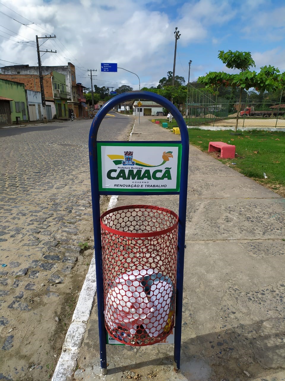 Camacã: Novas lixeiras estão sendo colocadas na cidade

